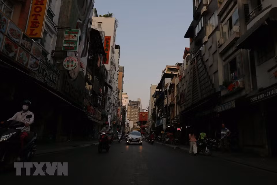 Casi no hay gente en la calle peatonal Bui Vien, en el distrito 1 (Foto: VN)