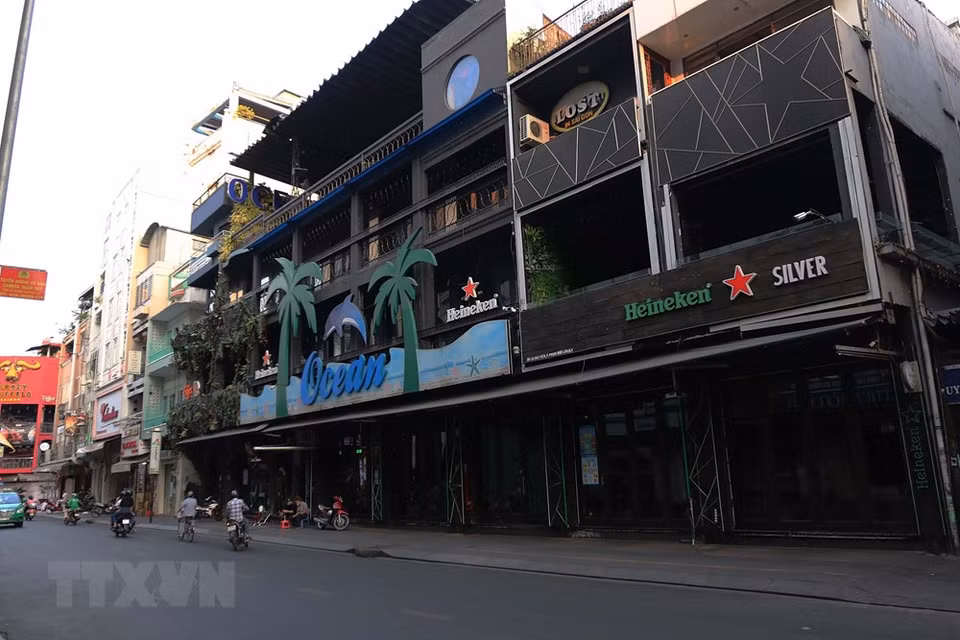 Muchos bares y cervecerías en la calle peatonal de Bui Vien, en el distrito 1, están cerrados. (Foto: VNA)