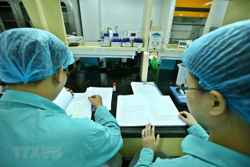 Vabiotech ha enviado a expertos al Reino Unido desde febrero, en colaboración con la Universidad de Bristol a toda prisa para producir cepas de antígeno durante casi dos meses. Al regresar a Vietnam, el equipo continuó en el laboratorio durante más de un mes para completar la selección de la vacuna. (Foto: VNA)