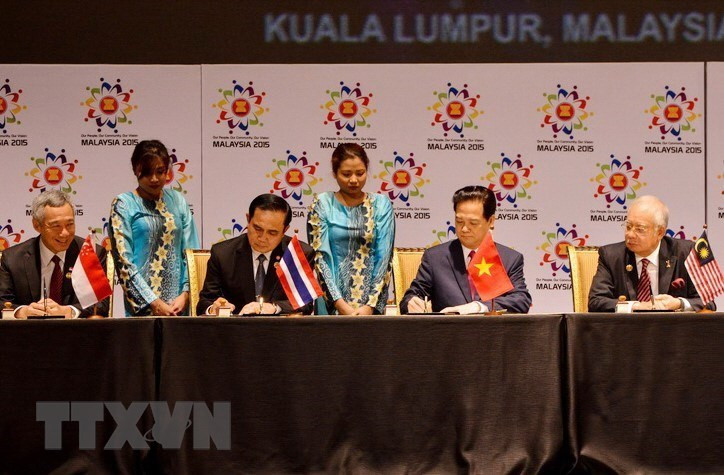 El primer ministro Nguyen Tan Dung (cuarto, desde la izquierda) y los líderes de la ASEAN en la ceremonia de firma de la Declaración de Kuala Lumpur sobre el establecimiento de la Comunidad de la ASEAN, el 22 de noviembre de 2015, en Kuala Lumpur (Foto: VNA)