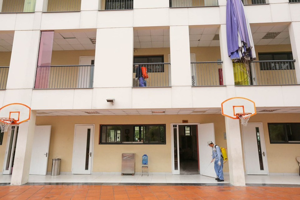 Antes el riesgo del contagio del nuevo coronavirus (2019-nCoV), muchas escuelas en Vietnam iniciaron hoy la fumigación y la limpieza. (Foto: Vietnam +)