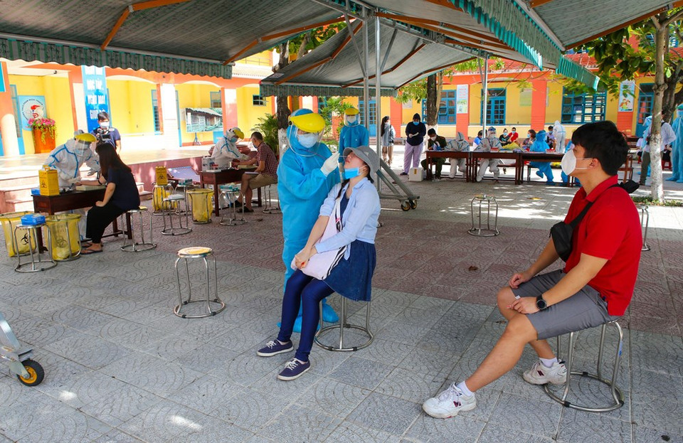 Se toman muestras para extranjeros en el distrito de Son Tra, en Da Nang. (Foto: VNA)