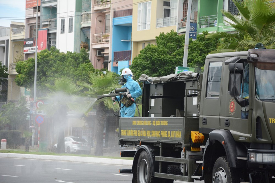  Vehículos especializados realizan fumigaciones químicas en calles de Son Tra. (Foto: VNA)