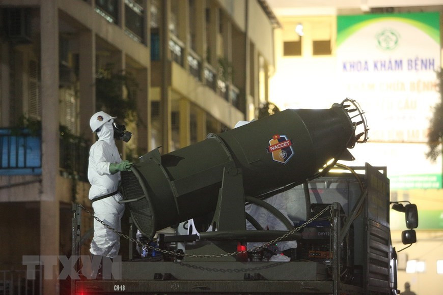 Se utilizan vehículos especiales para desinfectar el Hospital Bach Mai, en el distrito de Dong Da (Foto: VNA)