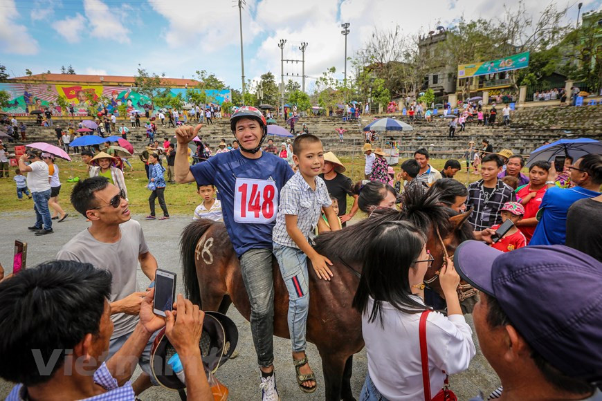 Participan en esta carrera 16 caballos divididos en 8 turnos. Los cabalgadores Mong, con cascos de plástico y zapatos de tela toman riendas, lanzándose adelante. De vez en cuando los potros “torpes” salen de la pista y los jinetes pierden mucha fuerza para guiarlos. Incluso, caen en las curvas, asustando a los espectadores. Antes del concurso, los caballistas deben practicar durante un año. Al principio, montan para conocer a los potros, después corren y aumentan gradualmente la velocidad. Anteriormente, las carreras de caballos se organizaban en senderos montañosos y ahora en caminos construidos de hormigón. Por lo tanto, se deben cubrir las pezuñas para no causarles dolor en sus patas. Los espectadores disfrutan de la competencia donde los jinetes demostraron su capacidad y talento para montar a caballo sin sillas de montar o correas (Foto: Vietnam +)