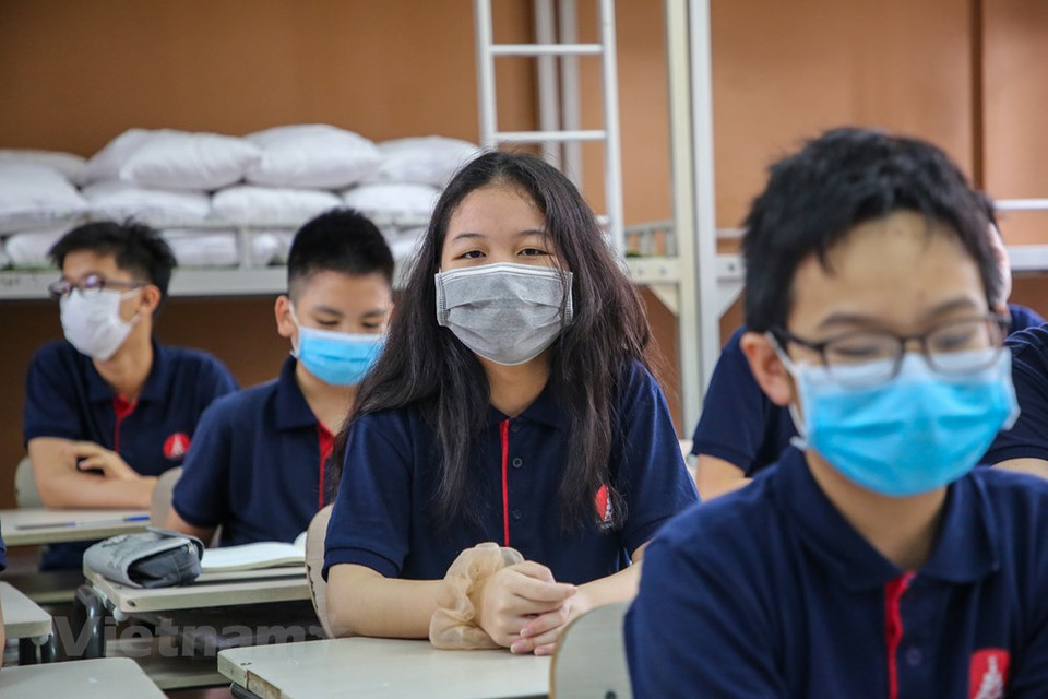 Durante el primer período del lunes por la mañana (4 de mayo), los maestros informaron a los estudiantes sobre medidas preventivas a COVID-19. Al mismo tiempo, se supervisarán regularmente la salud de los estudiantes en la escuela. (Foto: Minh Son / Vietnam +)