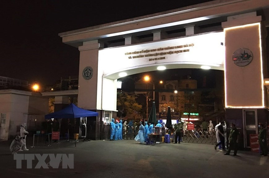 El personal de la División Química de las fuerzas armadas listo para desinfectar el hospital Bach Mai (Foto: VNA)