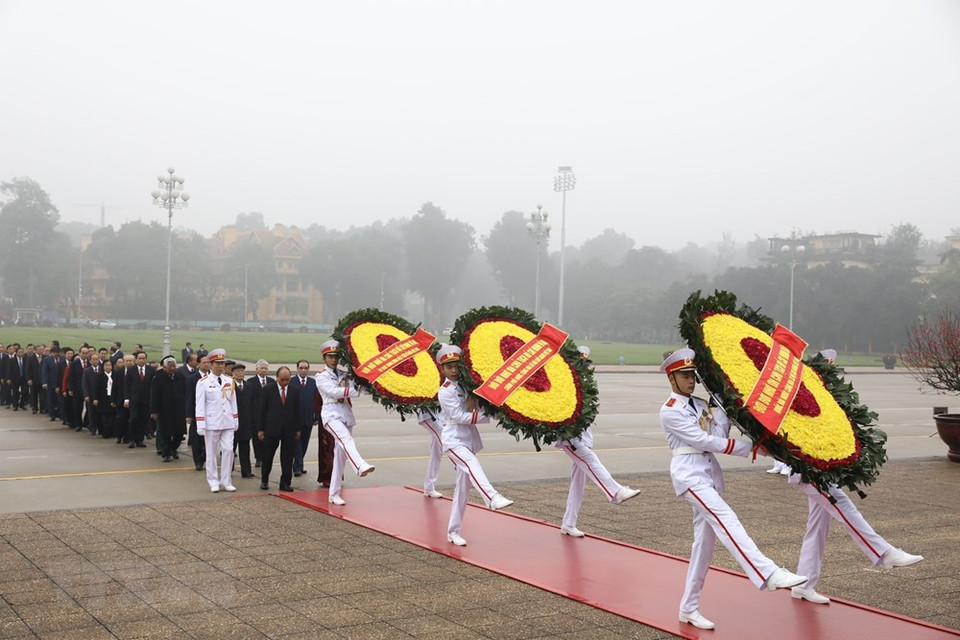 Delegación de dirigentes del Partido y Estado visita hoy al mausoleo del Presidente Ho Chi Minh para rendir homenaje póstumo por el 90 aniversario de la fundación del Partido Comunista de Vietnam (3 de febrero de 1930). (Foto: VNA)
