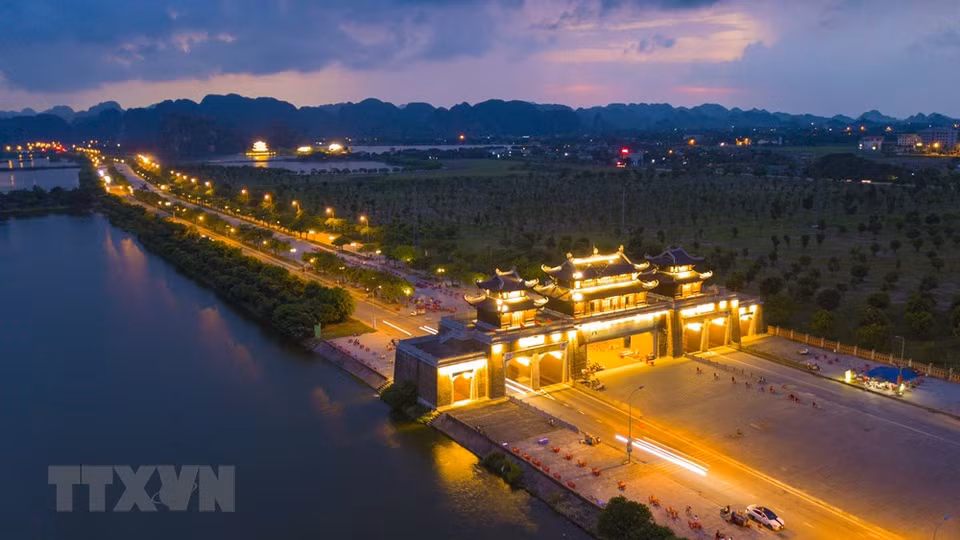 Ninh Binh lleva las características de la historia cultural milenaria de la antigua capital imperial con sus paisajes naturales. (Foto: VNA)