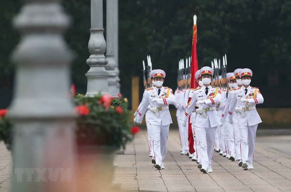 La ceremonia de izamiento de la bandera nacional en la plaza Ba Dinh en la mañana del 30 de abril de 2020. (Foto: VNA)