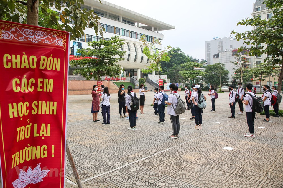 La escuela adoptó medidas preventivas al contagio de la pandemia como la medición de la temperatura corporal para los estudiantes antes de la clase. (Foto: VNA)