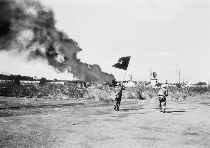 Las tropas del Ejército de Liberación ocuparon el aeropuerto de Hoa Binh en la ciudad de Buon Ma Thuot durante la Operación del Altiplanicie Occidental, abriendo la Ofensiva General de 1975. (Foto: VNA)