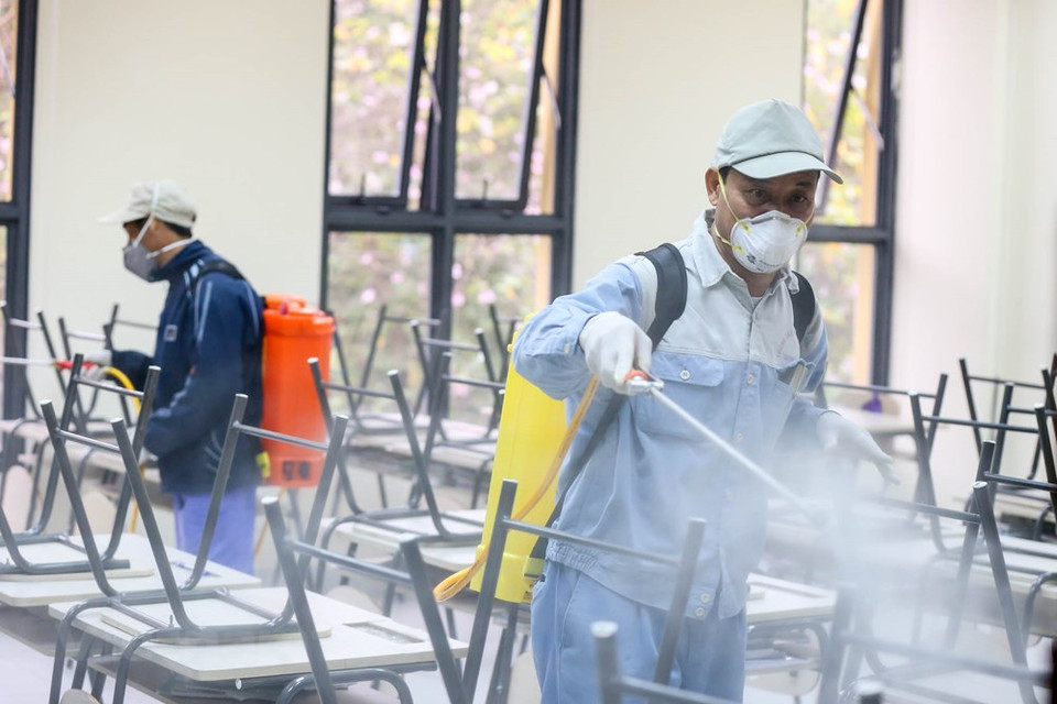 Antes el riesgo del contagio del nuevo coronavirus (2019-nCoV), muchas escuelas en Vietnam iniciaron hoy la fumigación y la limpieza. (Foto: Vietnam +)