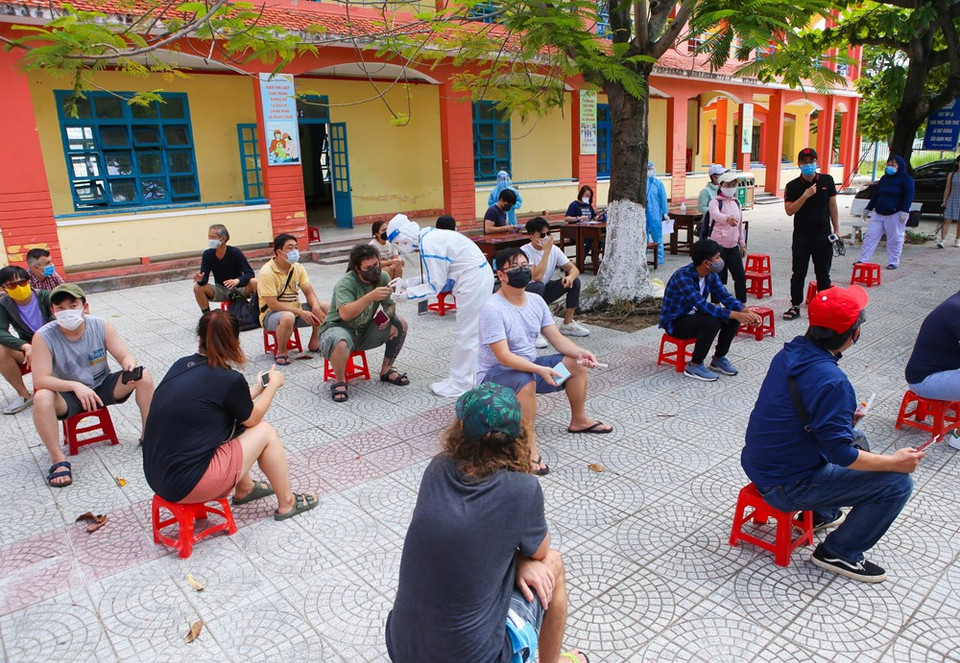 Extranjeros toman muestras para realizar pruebas en el distrito de Son Tra, en Da Nang. (Foto: VNA)