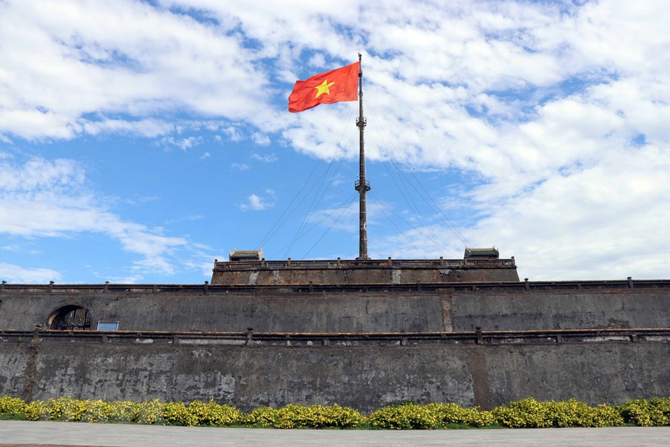 Bandera roja de estrella amarilla ondeando sobre el Ky Dai en la plaza Ngo Mon (Foto: VNA)