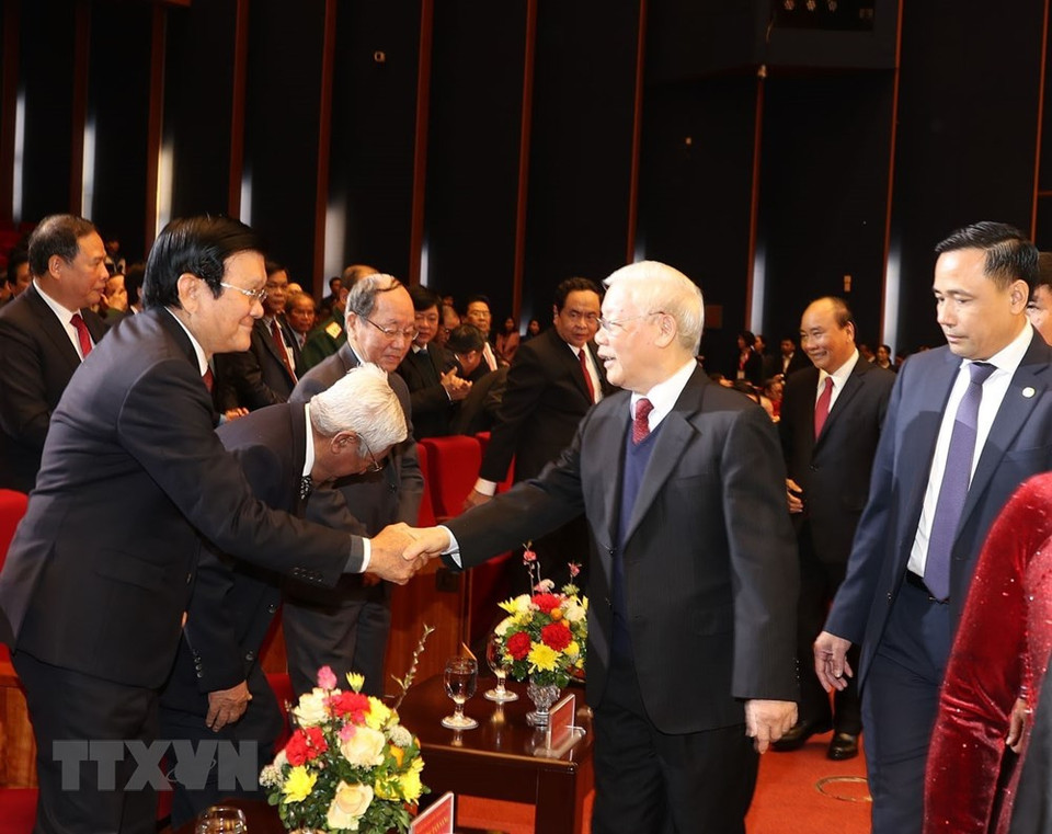 El secretario general del Partido y presidente, Nguyen Phu Trong, con dirigentes, ex líderes del Partido, Estado y delegados asisten a la ceremonia. (Foto: VNA)