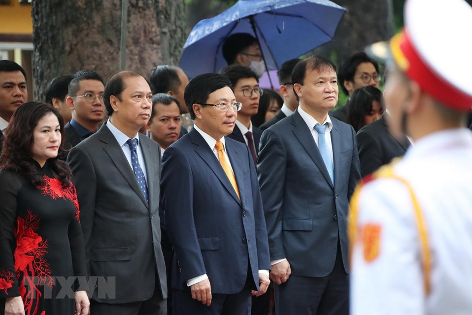 Viceprimer ministro y canciller, Pham Binh Minh, y los delegados asistieron a la ceremonia de izamiento de la bandera de la ASEAN (Foto: VNA)