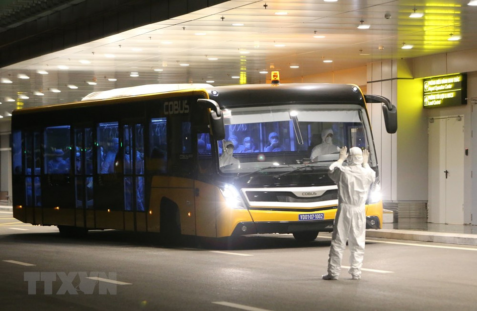 El autobús transportó a 30 ciudadanos vietnamitas desde el avión al área de desinfección y procedimientos de inmigración. (Foto: VNA)