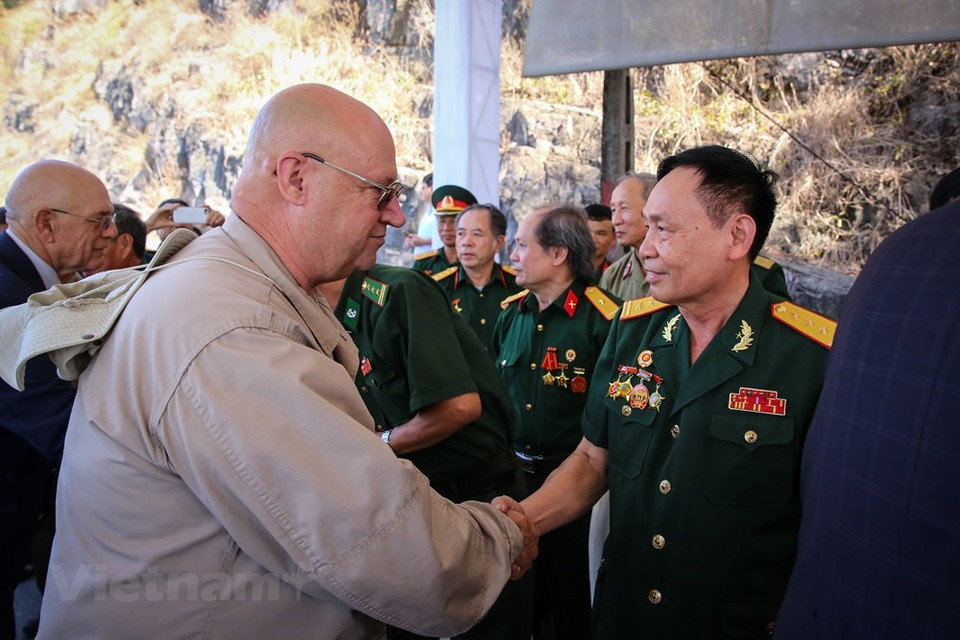 El veterano vietnamita Le Xuan Giang, quien luchó en la colina C4 para proteger el puente Ham Rong, con el embajador de Estados Unidos, Daniel J. Kritenbrink (Foto: VNA)