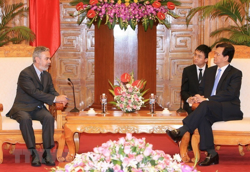 Primer ministro Nguyen Tan Dung recibió al canciller de Brasil, Antonio de Aguiar Patriota, durante su visita oficial a Vietnam en julio de 2012. (Foto: VNA)