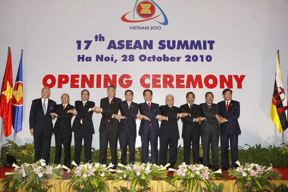 Vietnam fue sede de las cumbres ASEAN XVI y XVII. Este es el año en que Vietnam asume el papel de Presidente de la ASEAN y celebra 15 años de adhesión. Desde que se convirtió en miembro de la ASEAN, Vietnam ha hecho muchas contribuciones importantes en cuatro áreas principales de cooperación de la ASEAN. (Foto: VNA)