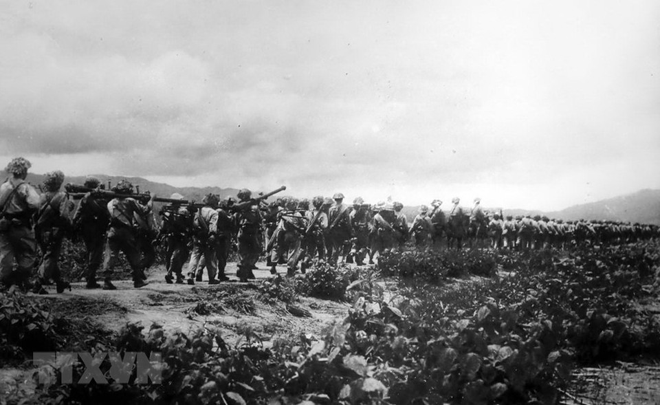 La operación Dien Bien Phu culminó después de 56 días. Esa hazaña se consiguió gracias a la acertada toma de decisiones y el sabio liderazgo del presidente Ho Chi Minh y del comandante en jefe, general Vo Nguyen Giap, así como a la firme determinación y la valentía de los soldados vietnamitas. Los soldados marcharon hacia el Noroeste para participar en la campaña Dien Bien Phu en 1954. (Foto: archivo)