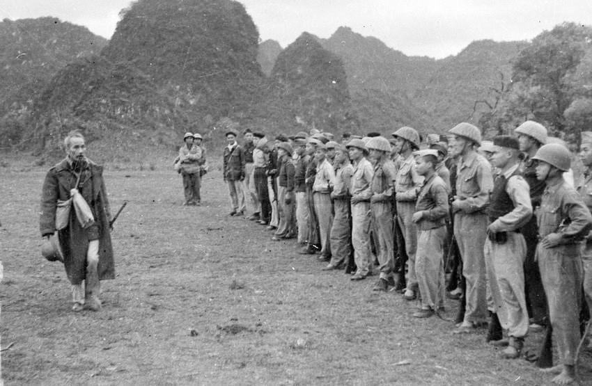 El Presidente Ho Chi Minh visita una unidad militar que participa en la Campaña Fronteriza, en Cao Bang, en marzo de 1951. (Foto: Archivo)