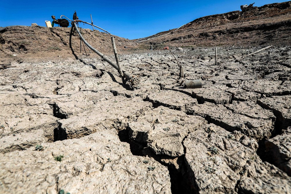La gente cava un hoyo de casi 10 metros de profundidad en el lago Ong Kinh, distrito de Ninh Hai, para obtener agua. (Foto: VNA)