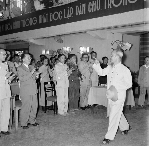 El Presidente Ho Chi Minh con Héroes del Ejército Popular de Vietnam, en el aniversario de la victoria de Dien Bien Phu (7 de mayo de 1956). (Foto: VNA)