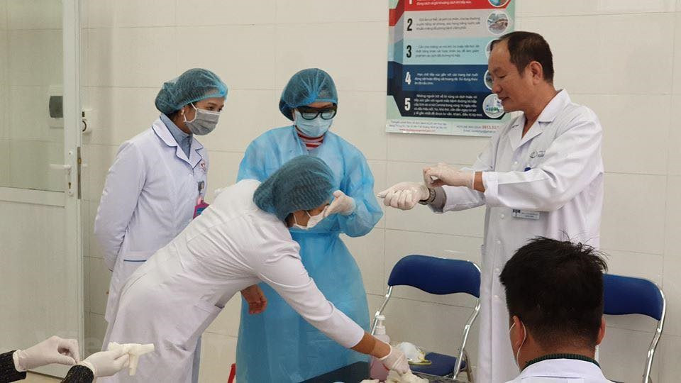 Doctor Nguyen Quoc Hung, director del Hospital No. 2, con los pacientes (Foto: Vietnam +)
