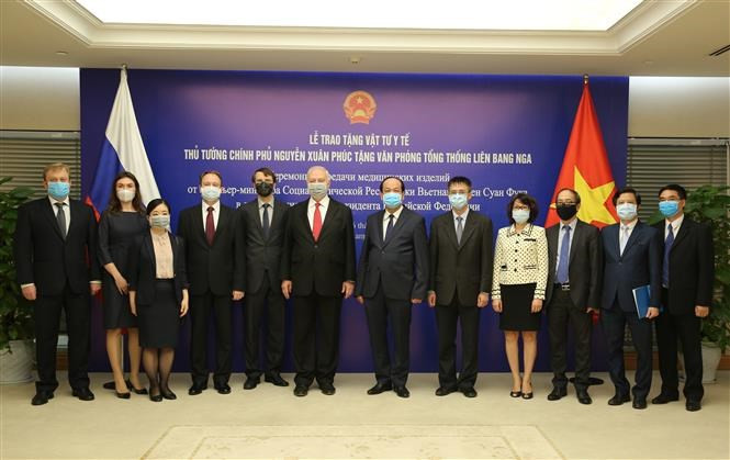 El primer ministro Nguyen Xuan Phuc donó 50 mil mascarillas a la Oficina Presidencial Rusa. (Foto: VNA)