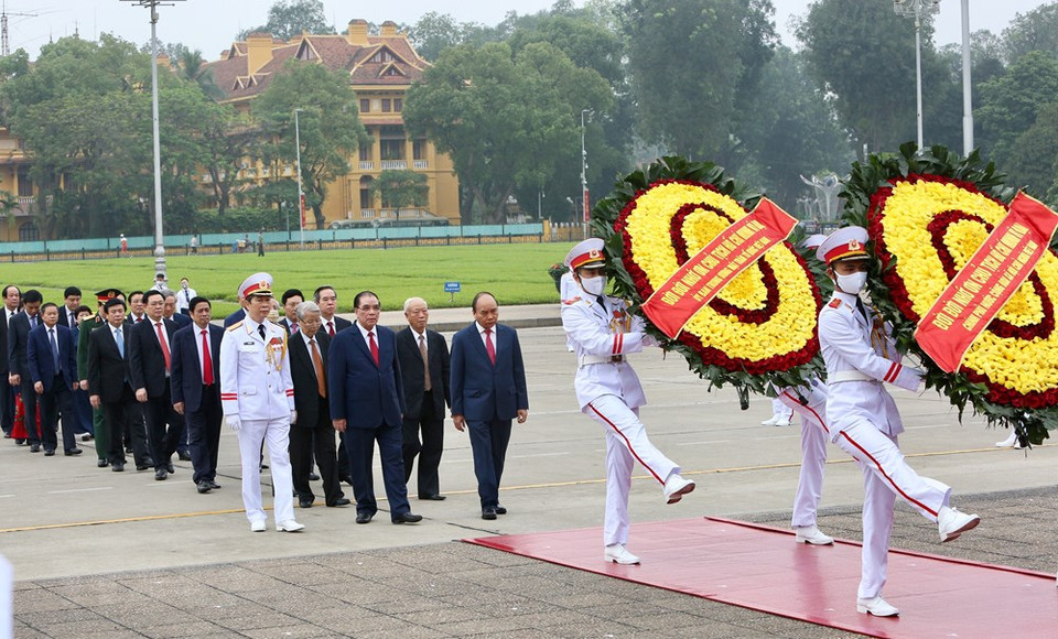 Dirigentes del Partido y Estado de Vietnam rindieron el 30 de abril un homenaje póstumo al presidente Ho Chi Minh en el Mausoleo dedicado al líder de la revolución vietnamita, con motivo del 45 aniversario del Día de la Reunificación Nacional. (Foto: VNA)