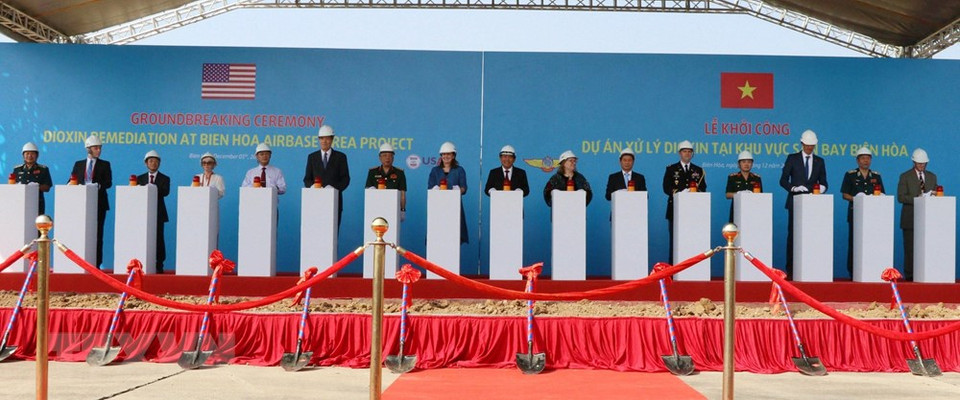 El 5 de diciembre de 2019, la Agencia de los Estados Unidos para el Desarrollo Internacional (USAID), la Fuerza Aérea de Vietnam y el Centro de Acción Nacional de Superación de las Consecuencias de los Productos Químicos Tóxicos y el Medio Ambiente (NACCET) organizaron una ceremonia de inauguración para el Proyecto de Remediación de Dioxinas en el Aeropuerto Bien Hoa. (Foto: VNA)