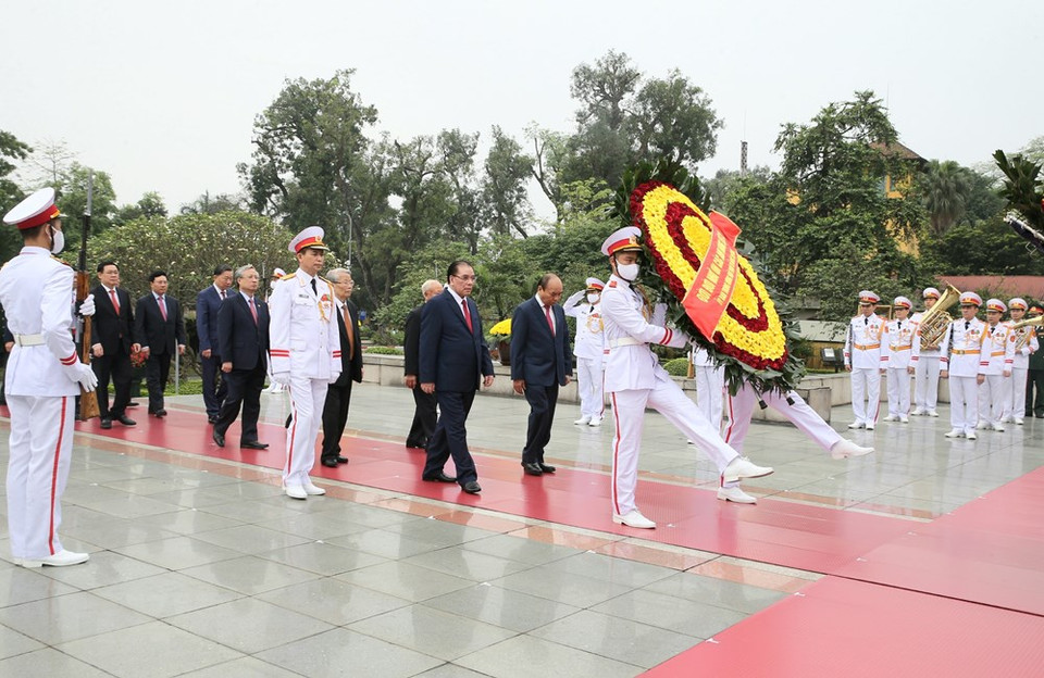 Dirigentes del Partido y Estado de Vietnam rindieron el 30 de abril un homenaje póstumo antes el Monumento a los Mártires con motivo del 45 aniversario del Día de la Reunificación Nacional. (Foto: VNA)