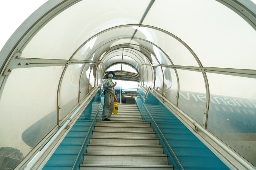 Todos los días, Vietnam Airlines desinfecta docenas de aviones justo después de su aterrizaje (Foto: Vietnam +)