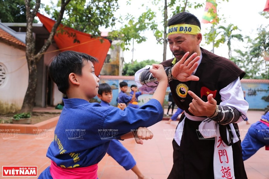 El maestro Nguyen Khac Phan instruye a sus alumnos (Foto: VNA)