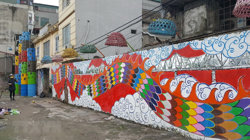 Obra del artista español Diego Cortiza (Foto: VNA)