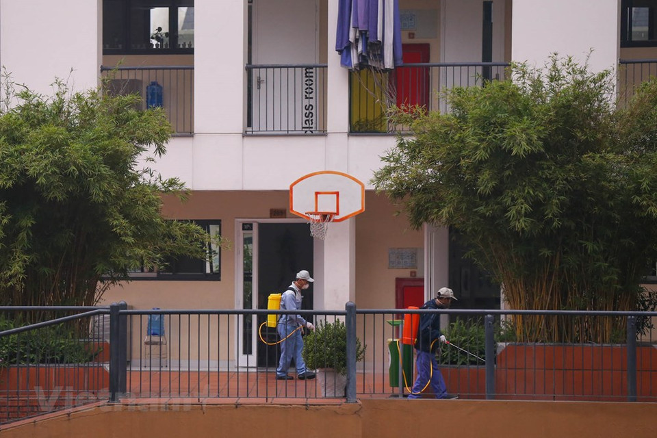 Antes el riesgo del contagio del nuevo coronavirus (2019-nCoV), muchas escuelas en Vietnam iniciaron hoy la fumigación y la limpieza. (Foto: Vietnam +)