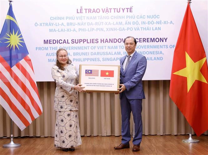 El viceministro de Relaciones Exteriores, Nguyen Quoc Dung, presentó en Hanoi el 18 de mayo pasado de forma simbólica donación de suministros médicos de Vietnam a otros países de la ASEAN, el sur de Asia y el Pacífico sur, en la lucha contra COVID-19 (Foto: VNA)