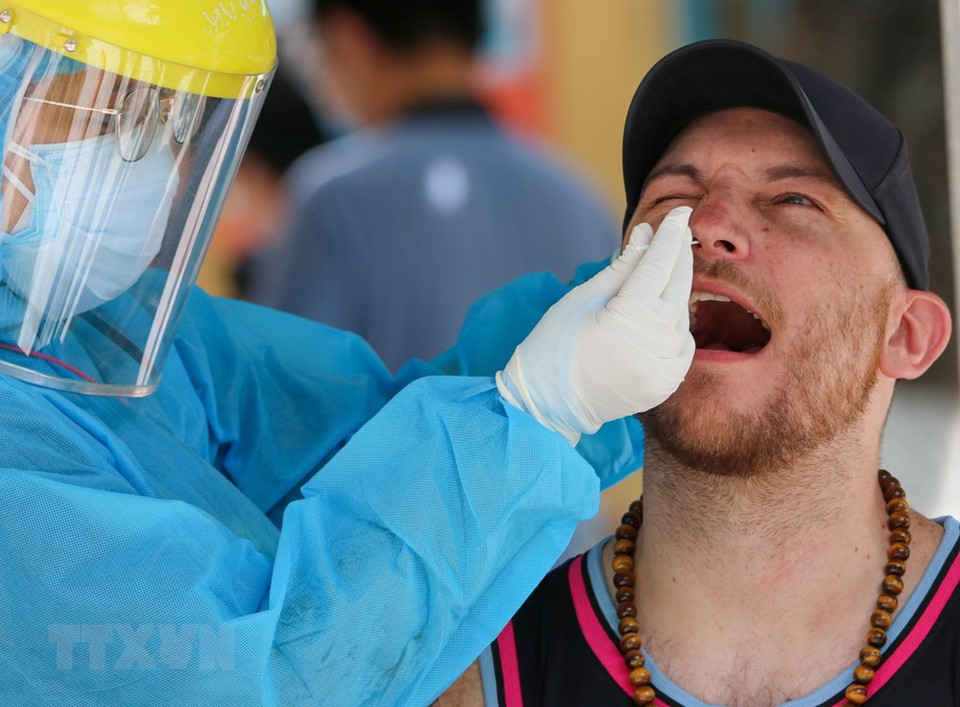 Se toman muestras para extranjeros en el distrito de Son Tra, en Da Nang. (Foto: VNA)