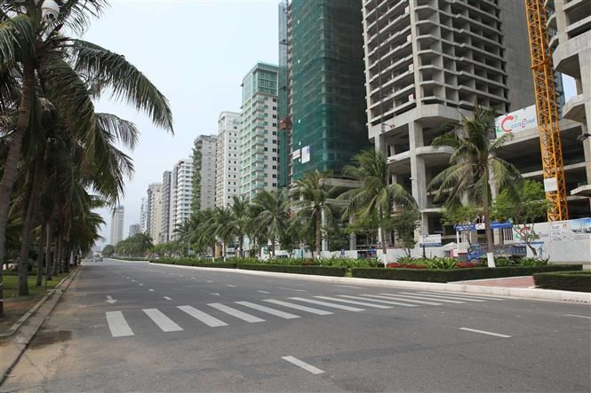 Una calle en Da Nang se queda vacía al implementar la política del distanciamiento social. (Foto: VNA)