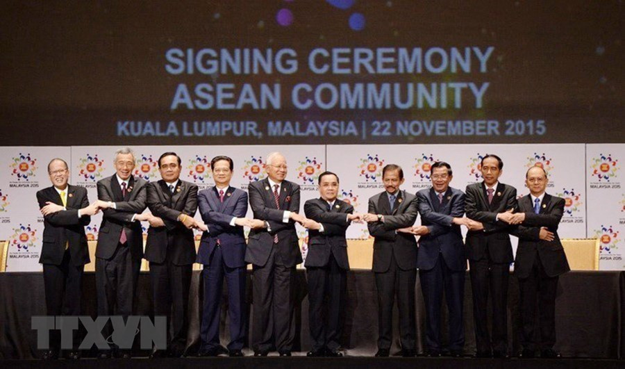 La ceremonia de izado de la bandera de la ASEAN el 31 de diciembre de 2015, en Hanoi, en ocasión de su fundación. (Foto: VNA)