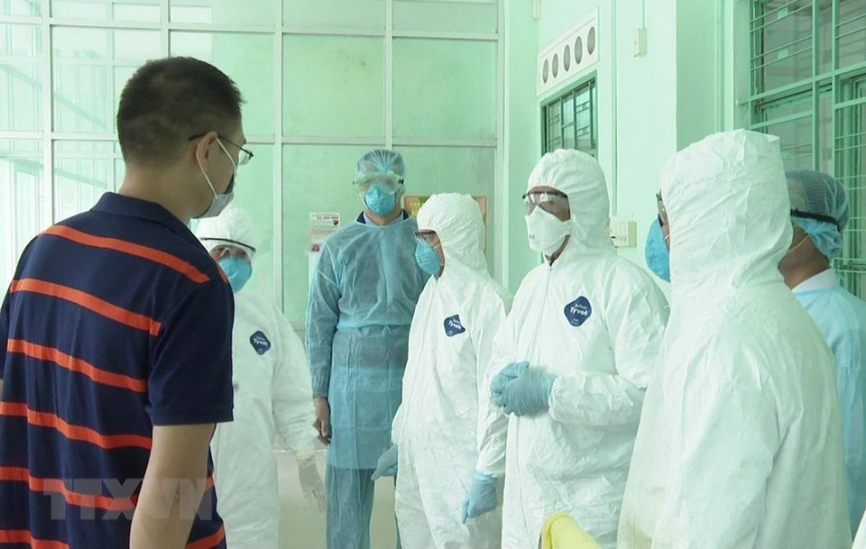 Los médicos frecuentemente intercambian el estado de salud con pacientes sospechosos de ser infectados por nCoV, aislados en el Hospital Tropical de la provincia de Khanh Hoa. (Foto: VNA) 