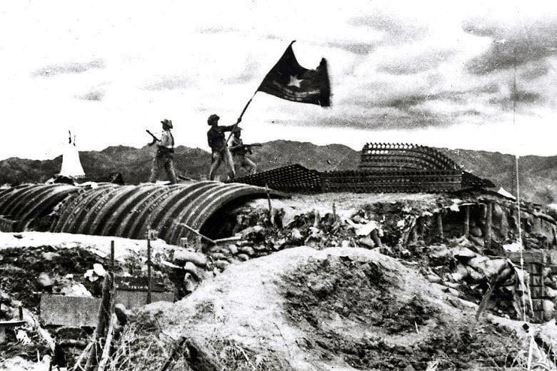 Tal día como hoy, hace 66 años, se riden las últimas tropas francesas de la Indochina en la batalla de Dien_Bien_Phu. El general De Castries y sus doce mil soldados fueron capturados por las tropas vietnamitas del general Vo Nguyen Giap. (Foto: archivo)