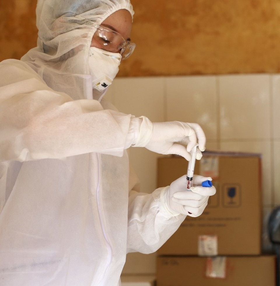 Tomar muestras para personas en la comuna de Mai Dinh, distrito de Soc Son. (Foto: VNA)