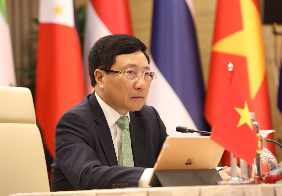 El viceprimer ministro y canciller de Vietnam, Pham Binh Minh, presidió el 24 de junio de forma virtual la Reunión informal de Ministros de Relaciones Exteriores de la ASEAN en el Centro Internacional de Convenciones, víspera de la 36 Cumbre de la ASEAN. (Foto: VNA)