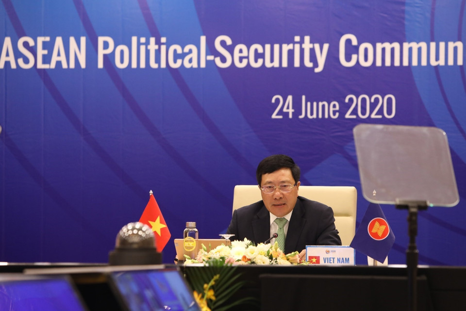 El Viceprimer ministro y canciller de Vietnam, Pham Binh Minh, presidió la reunión del Consejo de Política- Seguridad de la ASEAN en forma virtual en Hanoi (Foto: VNA)