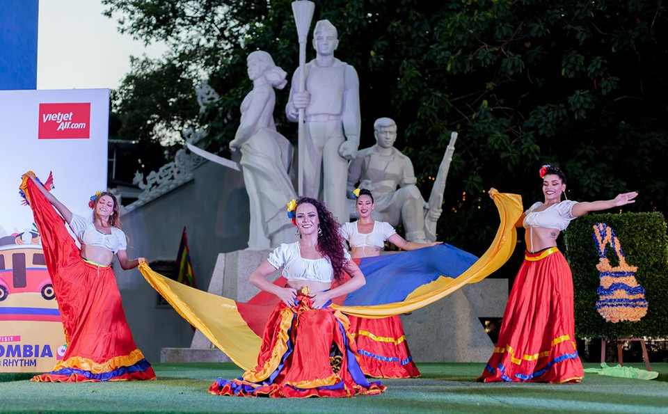 Además de contemplar la belleza de la Sierra Nevada de Santa Marta, los asistentes a la exposición también tuvieron la oportunidad de disfrutar de las danzas folclóricas de artistas colombianos (Foto: VNA)