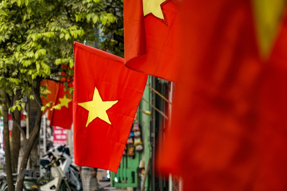 Hanoi celebra el 45 aniversario de la Liberación de Vietnam del Sur y la Reunificación del país con banderas y pancartas (Foto: VNA)