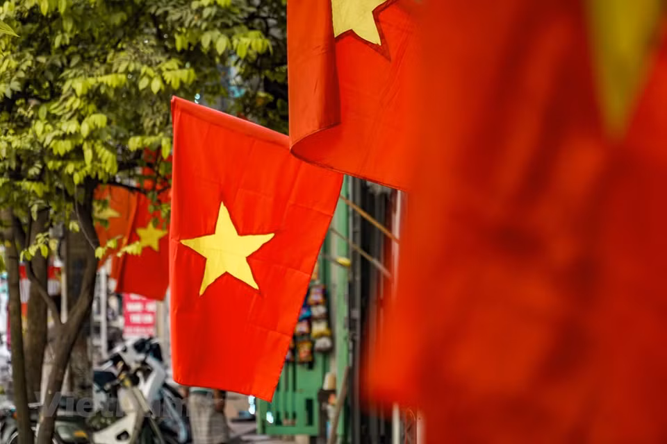 Hanoi celebra el 45 aniversario de la Liberación de Vietnam del Sur y la Reunificación del país con banderas y pancartas (Foto: VNA)